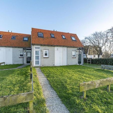 Cozy Holiday Home With Lawn カラントスウオーフ エクステリア 写真